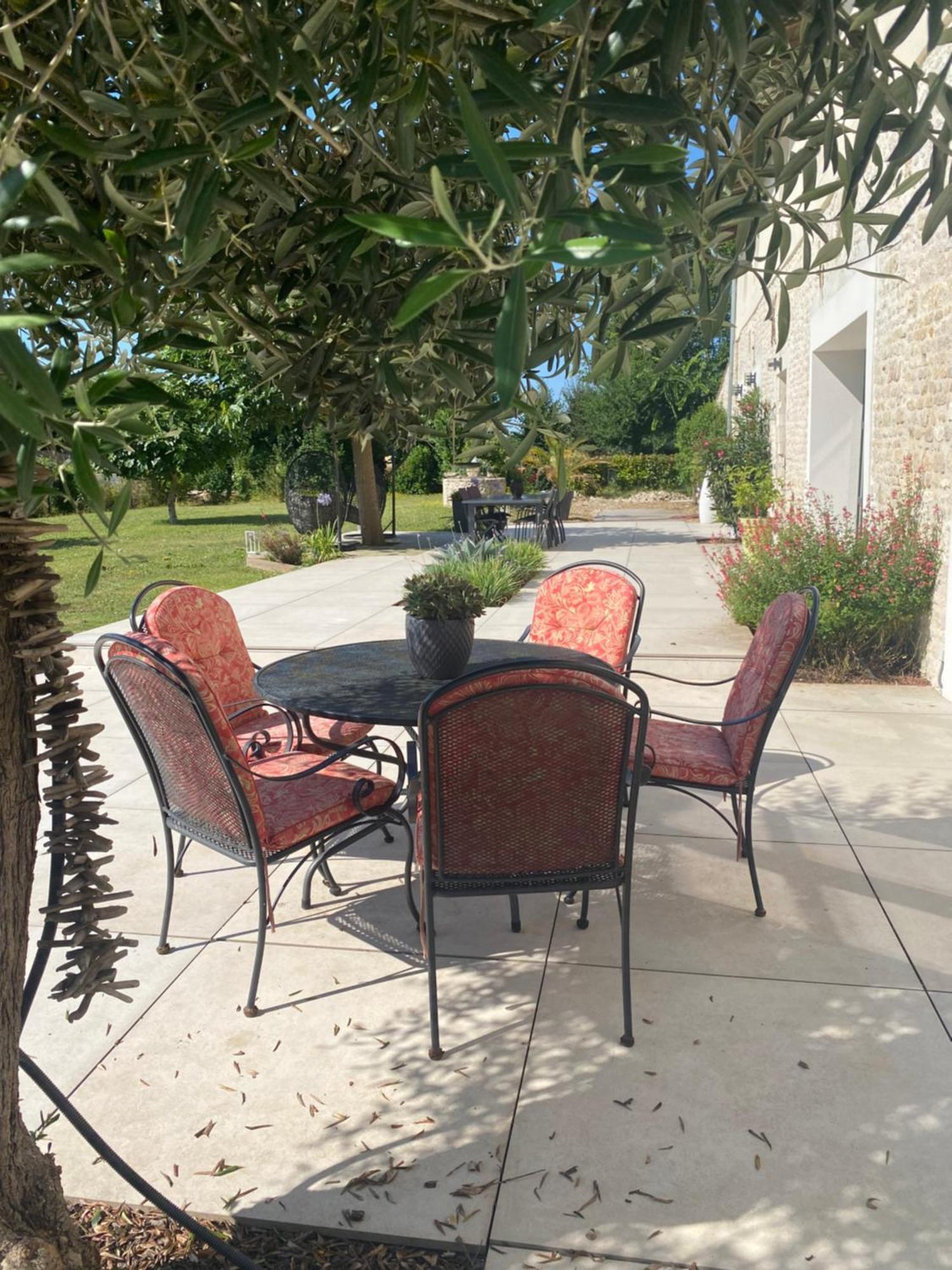 La Chaumeauniere Bed and Breakfast Aigrefeuille-dʼAunis Εξωτερικό φωτογραφία